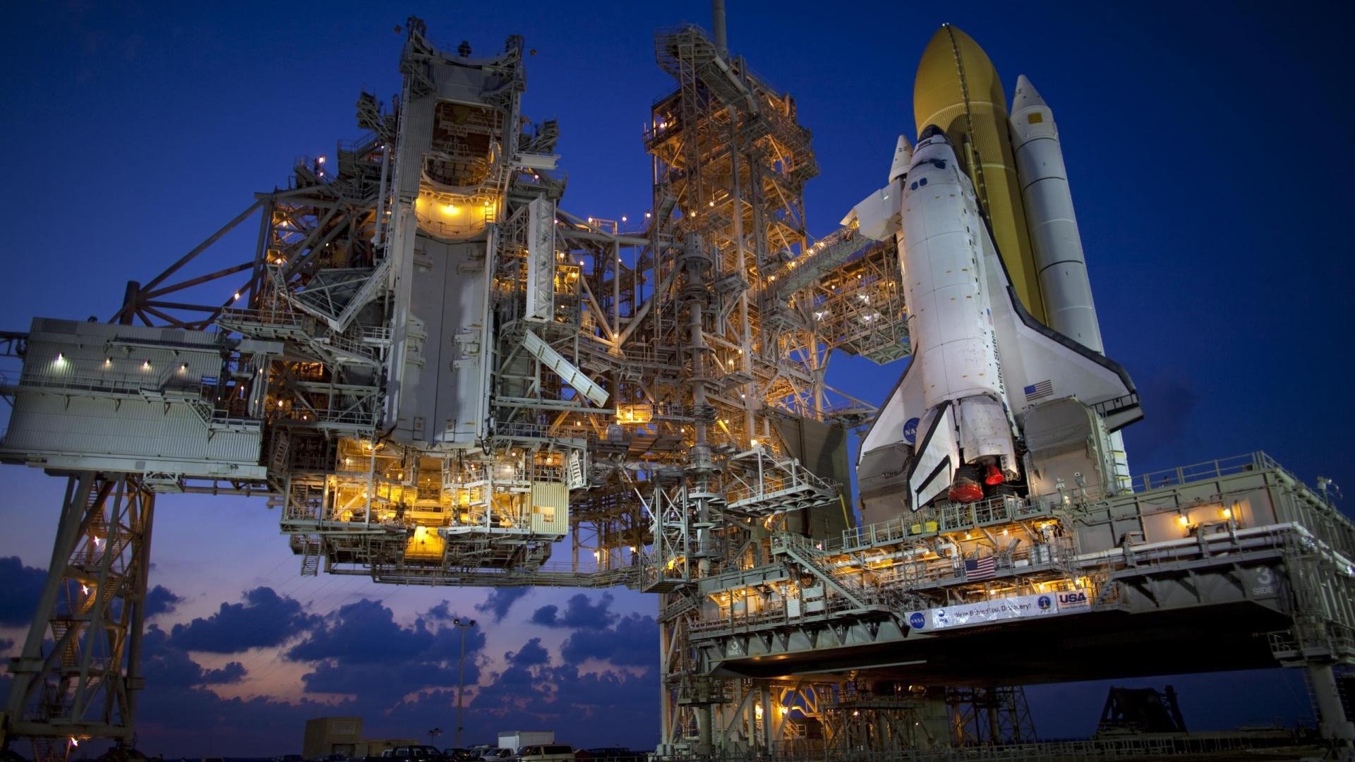 “球场内外:运动员的多彩生活展开”,运动员在球场训练形容词